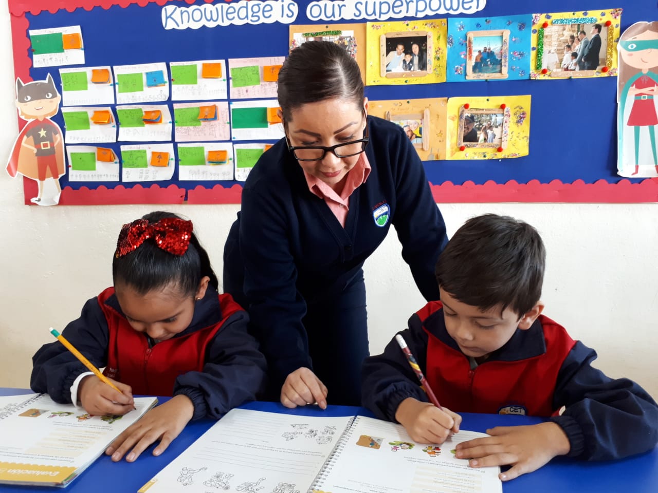 Alumnas de Centro Escolar Tlahuilli en actividades de aprendizaje